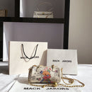 Bolsa Lady Square